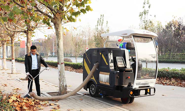 小型樹(shù)葉收集車(chē)