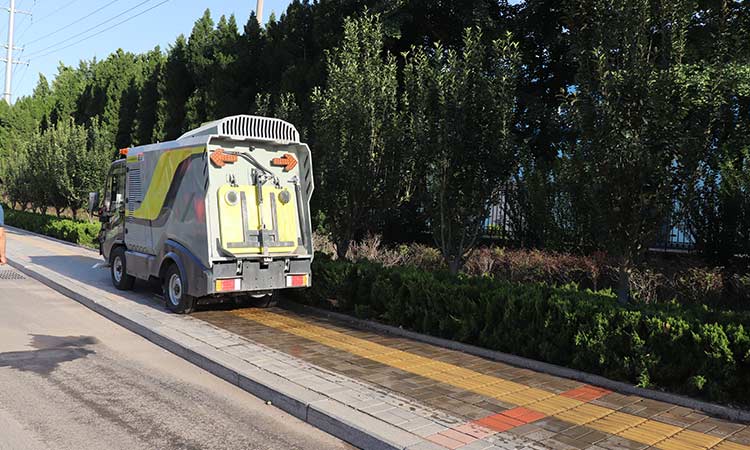 純電動(dòng)人行道深度清潔車