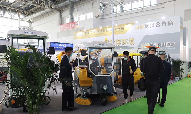 濟(jì)南百易長青樹葉收集車亮相北京展會(huì)