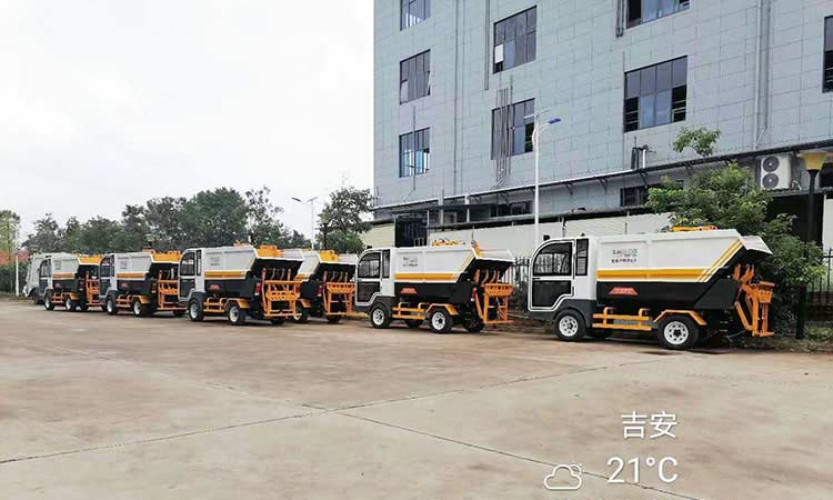 近日，江西環(huán)衛(wèi)公司引進電動垃圾清運車到貨現(xiàn)場