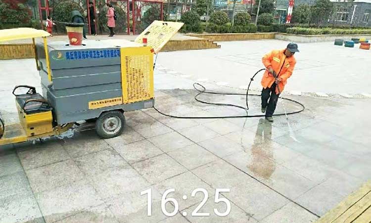 河南環(huán)衛(wèi)利用多功能高壓清洗車對公園廣場地磚進行快速清潔沖洗