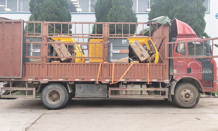 高速收費(fèi)站定制多功能高壓清洗車，用于道路的快速?zèng)_洗和保潔