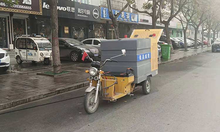 小型高壓清洗車(chē)環(huán)衛(wèi)路面清洗作業(yè)