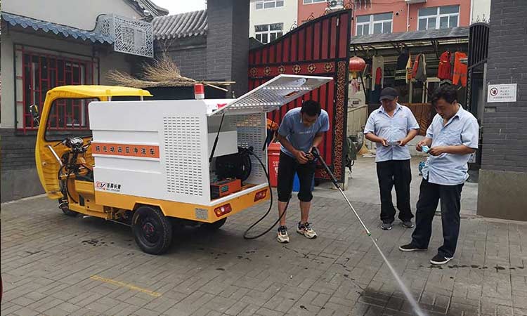 環(huán)衛(wèi)公司購(gòu)入三輪高壓清洗車(chē)多輛用于城市道路清洗保潔