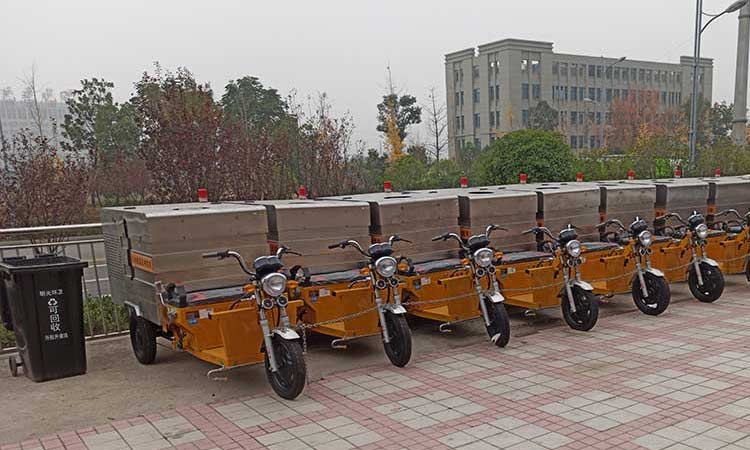 環(huán)衛(wèi)公司定制電動(dòng)三輪高壓清洗車交接現(xiàn)場