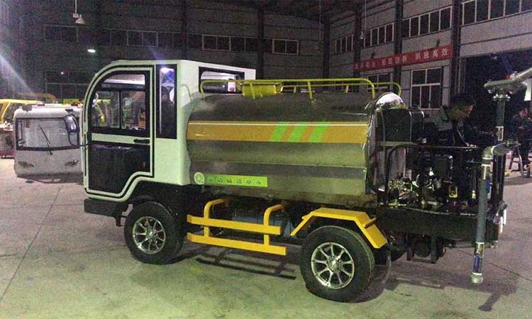 河北園林訂購四輪電動(dòng)灑水車準(zhǔn)備發(fā)貨