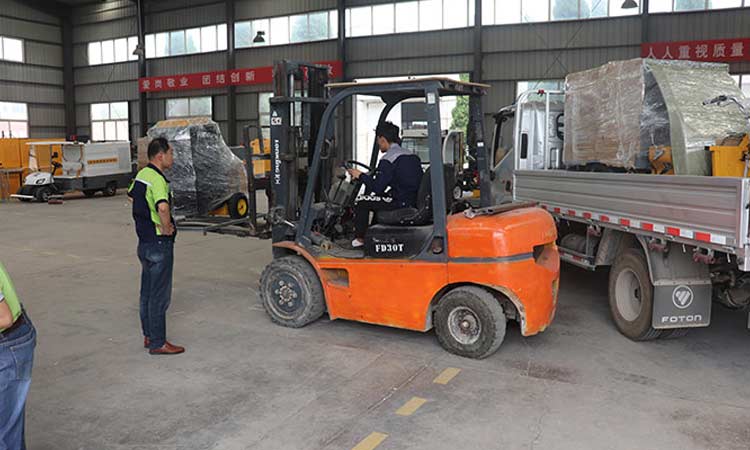 手推式樹葉收集器裝車完畢準備發(fā)往深圳某環(huán)衛(wèi)