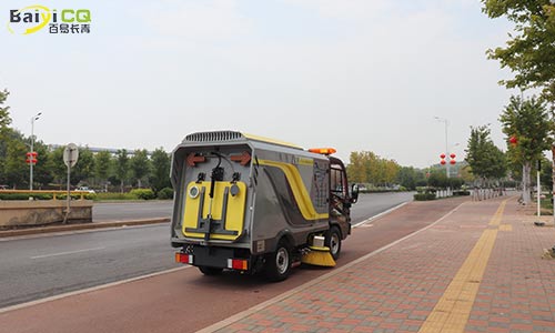 小型洗掃車清掃人行道，無揚塵優(yōu)勢更明顯