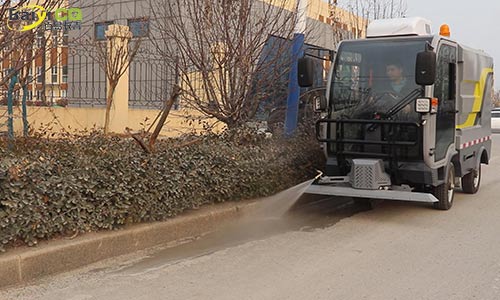 使用小型多功能高壓清洗車，校園環(huán)衛(wèi)防疫一車解決