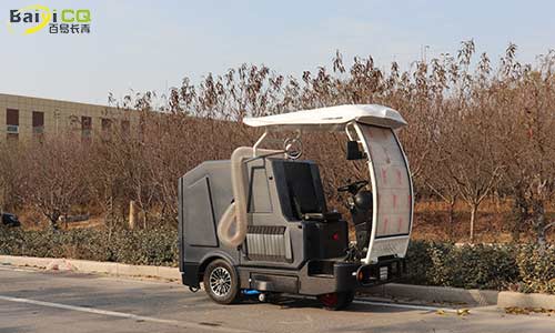 駕駛式樹葉收集車，人行道落葉收集好幫手