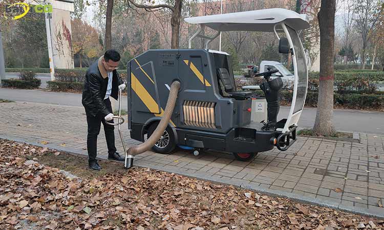 小型樹(shù)葉收集車