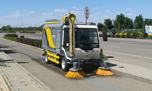 電動樹葉收集車，解決落葉季大面積落葉路面堆積難清理問題