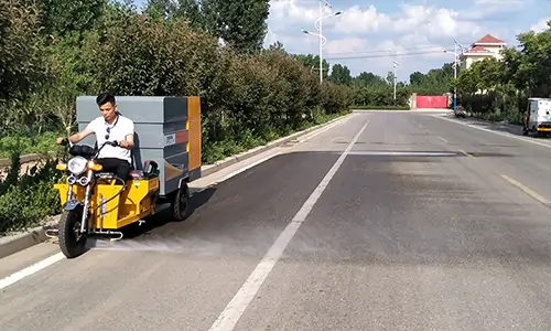 道路高壓清洗車是一款道路沖洗，水掃多用途電動環(huán)衛(wèi)設(shè)備