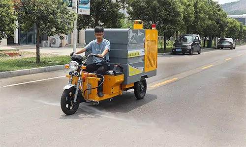 冷熱一體高壓清洗車，商業(yè)街油污清理更便捷