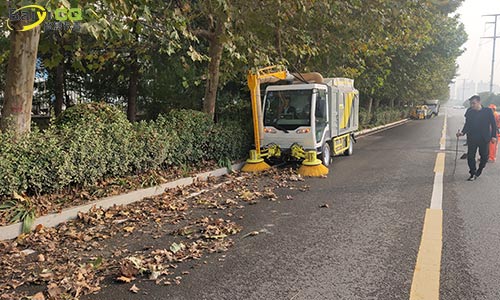 純電動樹葉收集車，秋季落葉收集，其他季節(jié)可作為洗掃車高壓清洗車使用