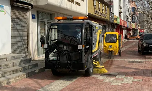 純電動(dòng)洗掃車與小型環(huán)衛(wèi)車輛配合工作是怎樣的場(chǎng)景？