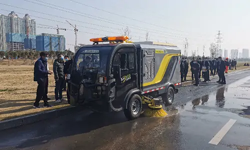 純電動(dòng)洗掃車河南街道工作偶遇