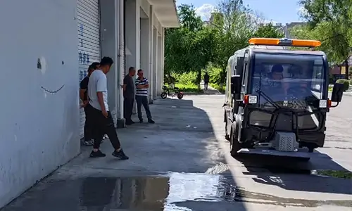近日發(fā)往某物業(yè)的四輪高壓清洗車(chē)客戶講解中