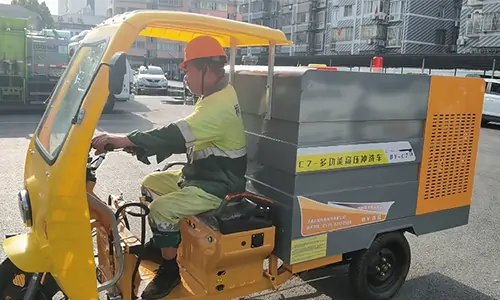 小型三輪高壓清洗車(chē)在一線(xiàn)城市的道路上隨處可見(jiàn)