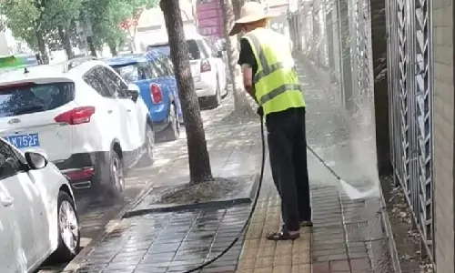 電動(dòng)四輪高壓清洗車(chē)道路沖洗好幫手
