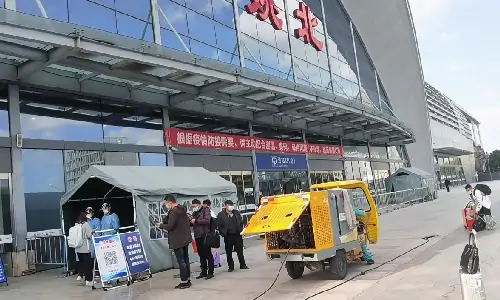 三輪高壓清洗車沖在一線，火車站清潔效果“不一般”