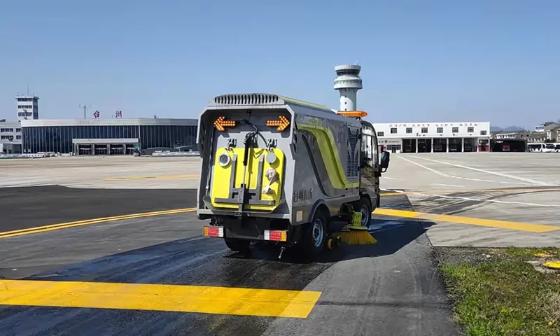 小型純電動洗掃車機場路面保潔養(yǎng)護，搭載智慧環(huán)衛(wèi)大數(shù)據(jù)運維平臺，后臺遠(yuǎn)程監(jiān)控！