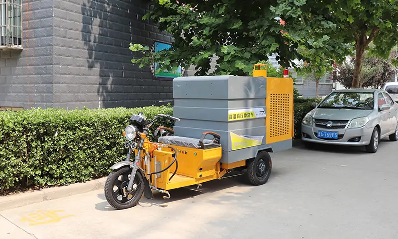 小型高溫高壓沖洗車工作原理？商業(yè)街油漬路面與井蓋清洗