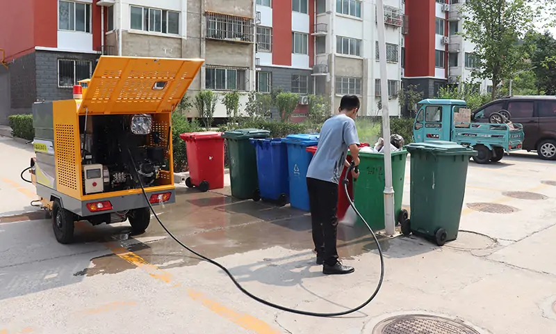 冬季來臨，物業(yè)小區(qū)在選擇高溫高壓清洗車的時候要注意哪些問題呢？