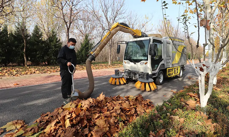 多功能樹葉收集車落葉收集顯身手！解決秋冬季機動車道落葉收集困擾難題！