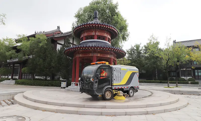 背街小巷、廣場公園狹窄的人行道道路也能洗掃？沒錯，這款車就可以做得到！