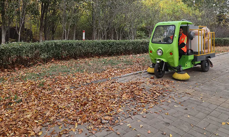 小型三輪樹葉收集車，零散落葉收集有奇效！使用方式，運用場景一起來了解一下吧！