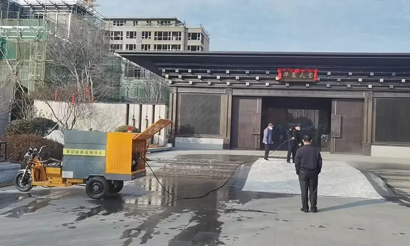 多功能高壓沖洗車助力山東某環(huán)衛(wèi)，用于路面清洗養(yǎng)護，景區(qū)道路沖洗！