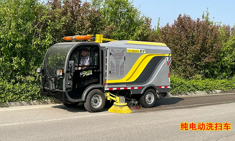 小型純電動洗掃車，節(jié)假日期間路面高效洗掃專用車型，操作簡單，效果杰出！