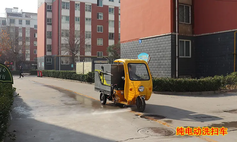 物業(yè)小區(qū)路面清洗有奇招！打破傳統(tǒng)人工打掃，一臺機器靈活運用，實現(xiàn)快速清潔！