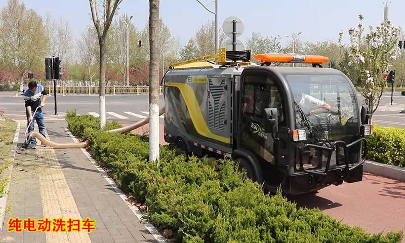 機場、學(xué)校、景區(qū)等路面清理效果一直不好？小型清潔設(shè)備廠家給您一個建議！