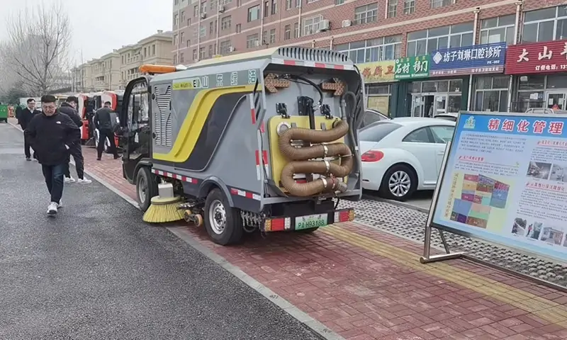 純電動洗掃車現(xiàn)場試車，人行道路面洗掃引起關(guān)注，行人連連夸贊！