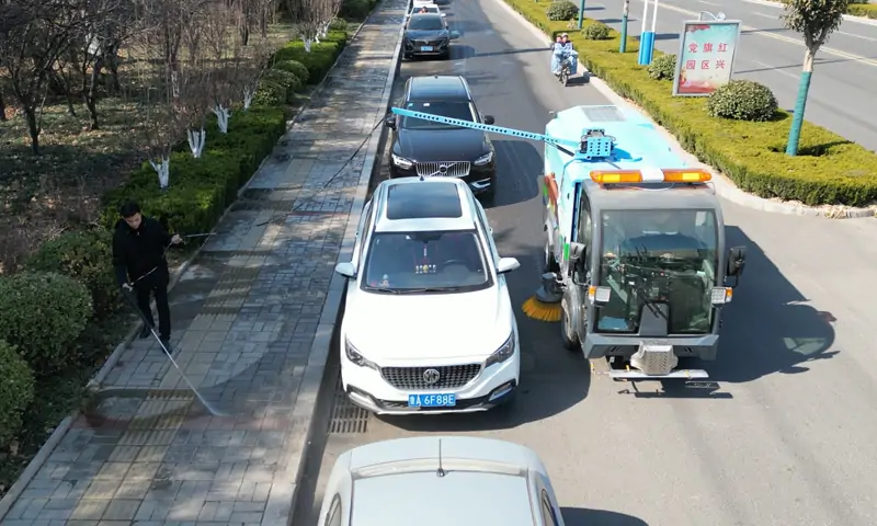 純電動洗掃車輔道路邊車下衛(wèi)生治理有奇招！旋轉(zhuǎn)型機械臂大顯身手，一沖就干凈！