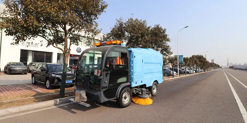 道路洗掃車，路面污漬清潔“專家”_電動洗掃車_環(huán)衛(wèi)洗掃車_小型洗掃車