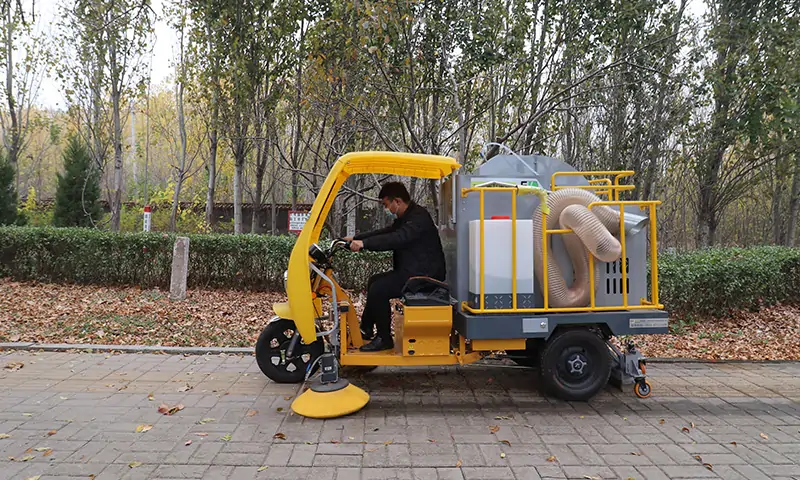 落葉收集專用車-小型樹葉收集車的用處到底有哪些？園林，景區(qū)，物業(yè)人群快來看一下！