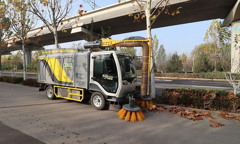 落葉收集大挑戰(zhàn)！秋季落葉收集專用車！純電動更環(huán)保，大容量垃圾箱滿足多場地需求！