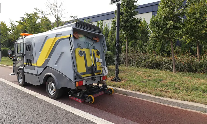 市政人行道太狹窄不好清理怎么辦？純電動深度清潔車，一車多用，有效解決市政人行道清理難題！