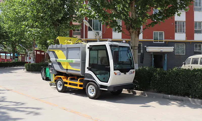 純電動后裝式垃圾清運(yùn)車，解決當(dāng)前物業(yè)小區(qū)垃圾轉(zhuǎn)運(yùn)困難問題，純電動，更環(huán)保！