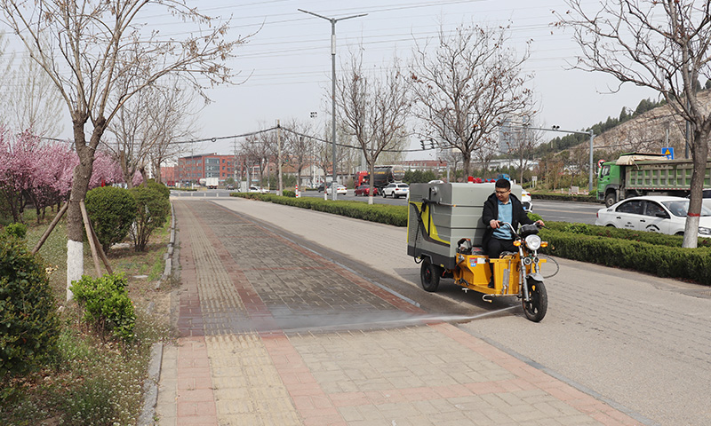 市政道路及景區(qū)道路狹窄難以通行，衛(wèi)生治理難度大？別擔(dān)心，一輛三輪多功能高壓清洗車即可解決！