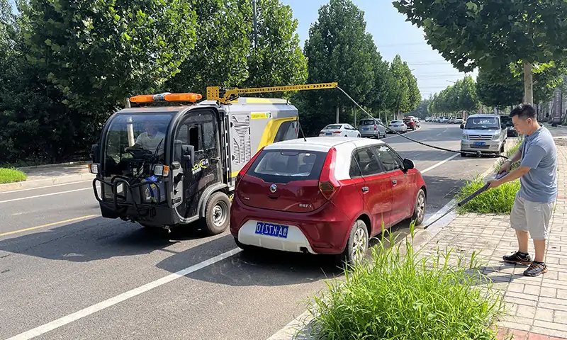 純電動洗掃車輔道人行道顯身手！狹窄道路洗掃，高壓沖洗人行道，車輛過后地面整潔又衛(wèi)生！