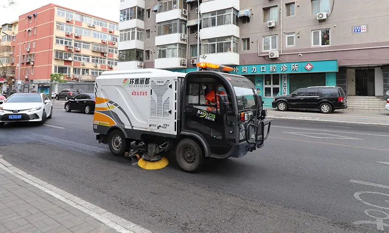 小型純電動洗掃車街頭實拍，道路洗掃無揚塵，打造美好生活環(huán)境！
