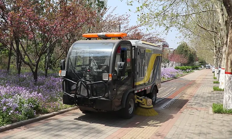 純電動洗掃車機場、園林顯神通！高壓洗掃，一沖即凈！一鍵操作，簡單快捷！