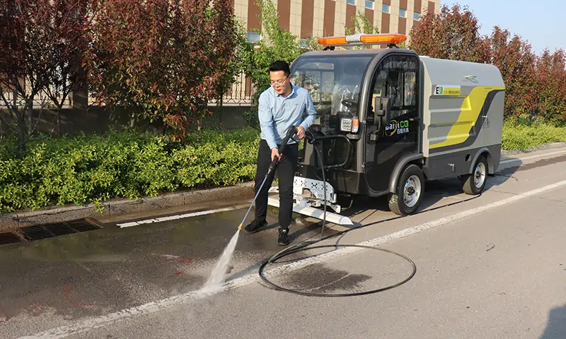 四輪多功能高壓清洗車，駕駛室，更安全！多種沖洗模式適應(yīng)多種工作場景！