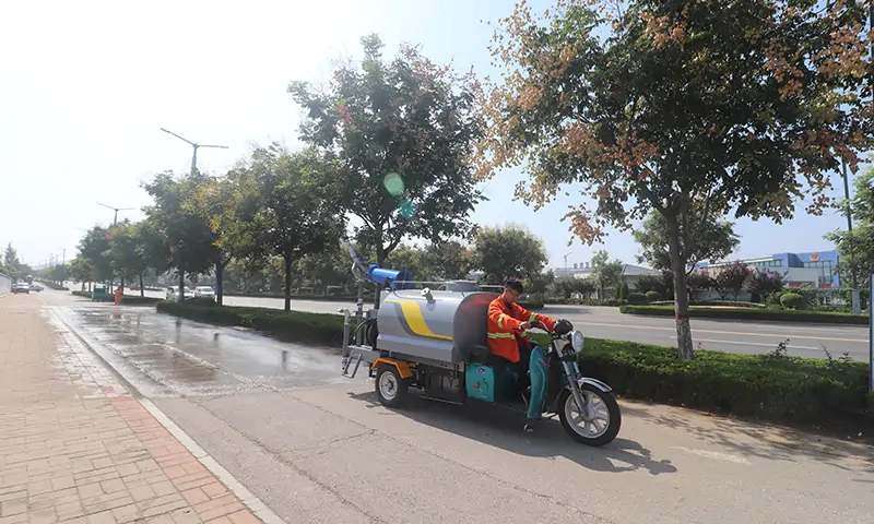 小型三輪灑水車道路灑水好幫手，多種灑水模式可選，滿足多種環(huán)衛(wèi)作業(yè)需求。