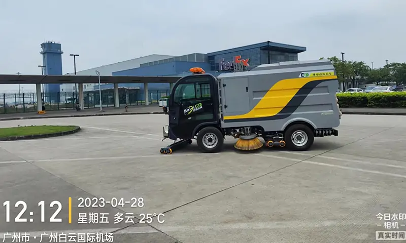 百易純電動洗掃車到達白云機場，助力機場環(huán)衛(wèi)環(huán)境建設(shè)，共建美好城市形象！
