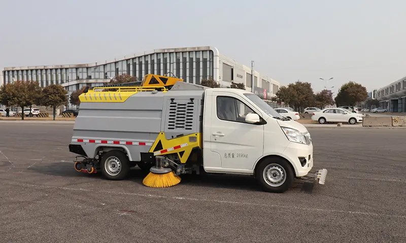 新品上市！新能源純電動洗掃車亮相！長安底盤可上牌，可旋轉(zhuǎn)機械臂帶高壓沖洗顯奇效！